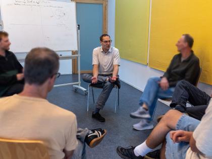 Menschen in einer Gesprächsrunde - Therapiezentrum Brückle