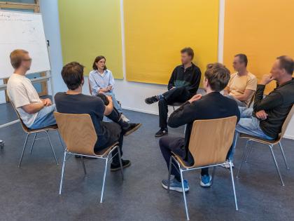 Menschen in einer Therapiestunde - Therapiezentrum Brückle