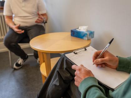 Beratung einer Person - Therapiezentrum Brückle